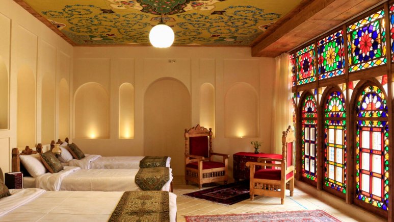 اتاق چهارتخته هفت دری اقامتگاه سنتی ایران مهر شیراز
